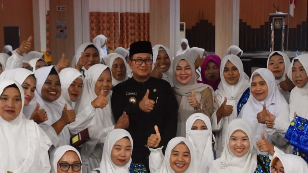 Bupati Kubu Raya Sujiwo berfoto bersama pengurus dan anggota Badan Kontak Majelis Taklim (BKMT) Kabupaten Kubu Raya. (Dok. HO/Faktakalbar.id)