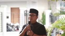 Bupati Kubu Raya Sujiwo memberikan sambutan di hadapan tamu undangan saat acara buka puasa bersama di kediamannya, Kompleks Mediteranian Palace. (Dok. HO/Faktakalbar.id)