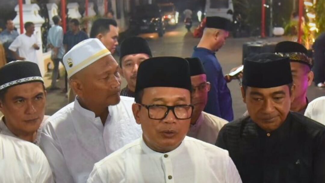 Bupati Kubu Raya Sujiwo memberikan keterangan saat acara buka puasa bersama tokoh masyarakat di kediamannya. (Dok. HO/Faktakalbar.id)