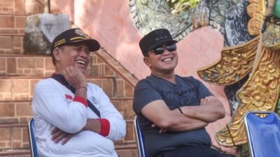 Bupati Kubu Raya Sujiwo bersama jajaran tokoh agama duduk bersantai dan tertawa bersama usai melepas jalan sehat menyambut Nyepi di halaman Pura Giriparti Mulawarman. (Dok. HO/Faktakalbar.id)