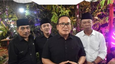 Foto empat pejabat, termasuk Bupati Kubu Raya Sujiwo dengan kacamata, berdiri bersama di teras terbuka malam hari saat acara buka puasa bersama dengan kepala desa dan camat di Sungai Raya Dalam. (Dok. HO/Faktakalbar.id)