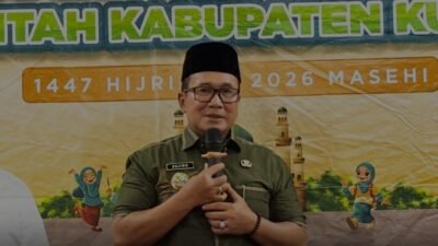 Bupati Kubu Raya Sujiwo memberikan sambutan dan menyapa jemaah saat menghadiri agenda Safari Ramadan di Masjid Darunnajah, Desa Sungai Raya Dalam. (Dok. HO/Faktakalbar.id)