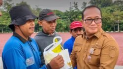 Bupati Kubu Raya Sujiwo menyerahkan langsung bantuan paket sembako kepada salah satu perwakilan petugas kebersihan di halaman Kantor Bupati Kubu Raya pada momen bulan Ramadan. (Dok. HO/Faktakalbar.id)