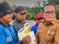 Bupati Kubu Raya Bagikan Ratusan Paket Sembako untuk Petugas Kebersihan