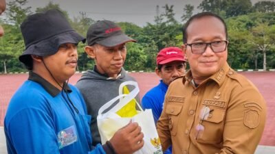 Bupati Kubu Raya Sujiwo menyerahkan langsung bantuan paket sembako kepada salah satu perwakilan petugas kebersihan di halaman Kantor Bupati Kubu Raya pada momen bulan Ramadan. (Dok. HO/Faktakalbar.id)