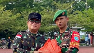 Bupati Kubu Raya Sujiwo menyerahkan bingkisan sembako secara simbolis kepada personel TNI anggota Satgas Penanggulangan Karhutla di Halaman Kantor Bupati Kubu Raya. (Dok. HO/Faktakalbar.id)