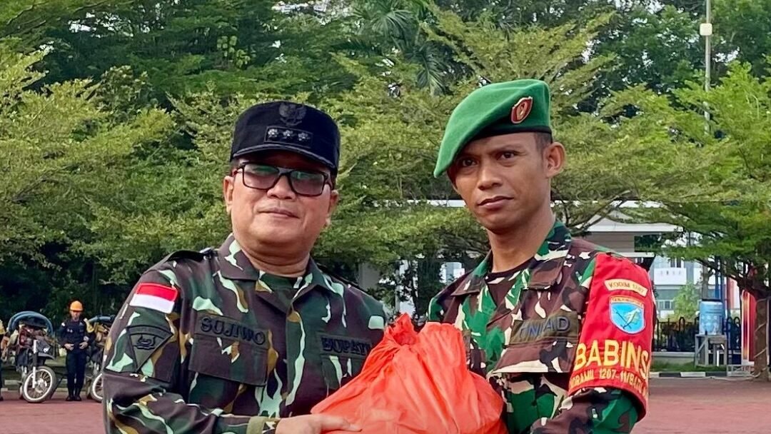 Bupati Kubu Raya Sujiwo menyerahkan bingkisan sembako secara simbolis kepada personel TNI anggota Satgas Penanggulangan Karhutla di Halaman Kantor Bupati Kubu Raya. (Dok. HO/Faktakalbar.id)
