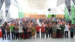 Sesi foto bersama jajaran pimpinan daerah dan para peserta yang hadir mengakhiri rangkaian seremoni pembukaan Musrenbang RKPD Kabupaten Sanggau Tahun 2027.