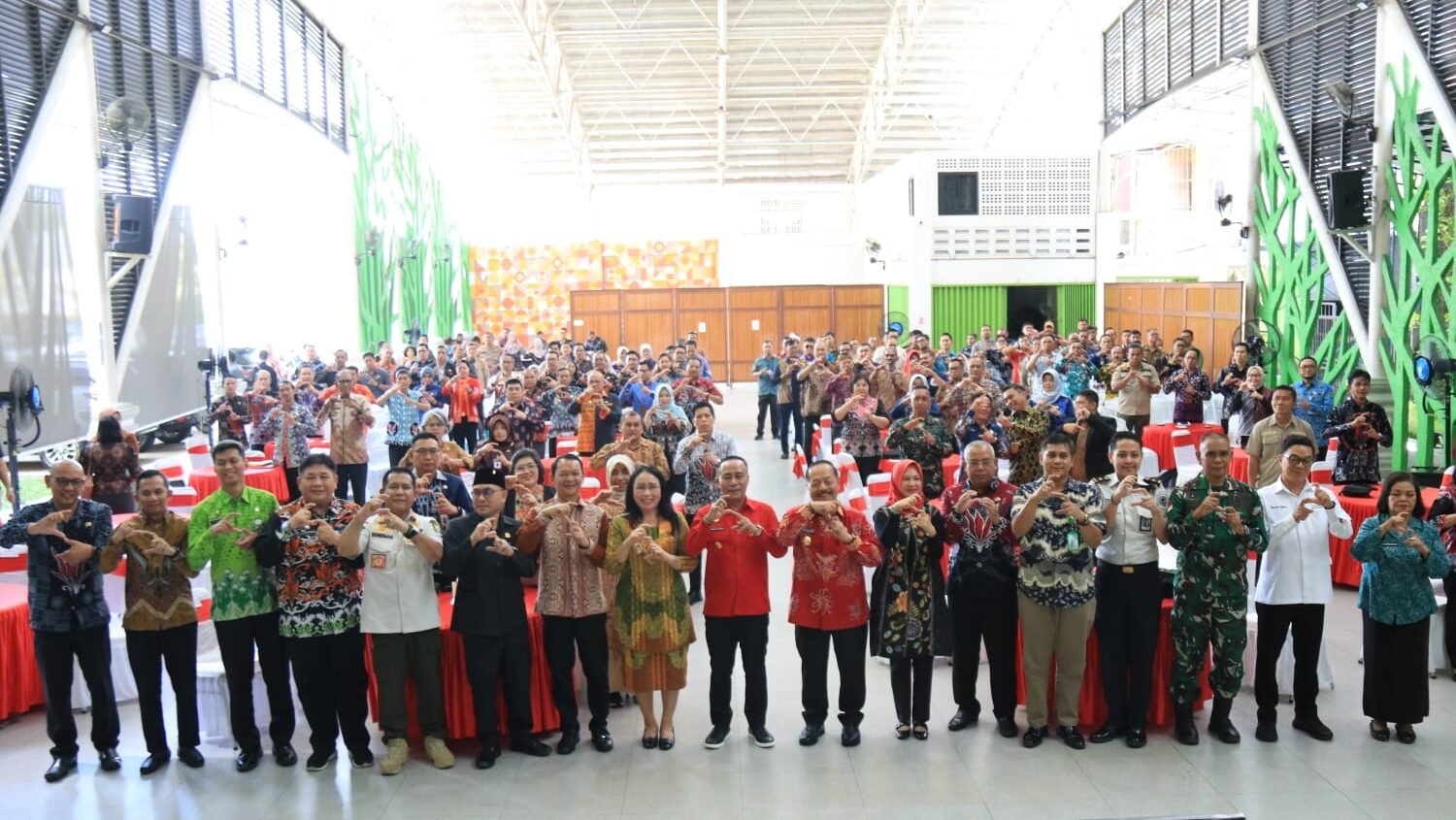 Sesi foto bersama jajaran pimpinan daerah dan para peserta yang hadir mengakhiri rangkaian seremoni pembukaan Musrenbang RKPD Kabupaten Sanggau Tahun 2027.
