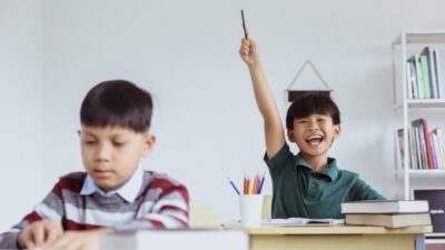 "Sering merasa rendah diri? Simak 5 cara efektif membangun rasa percaya diri agar lebih tangguh menghadapi tantangan hidup dan berhenti merasa insecure."