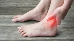 "Jangan salah penanganan! Pelajari cara membedakan kurang gula dan asam urat melalui lokasi gejala, jenis nyeri, hingga waktu munculnya serangan pada tubuh."