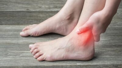 "Jangan salah penanganan! Pelajari cara membedakan kurang gula dan asam urat melalui lokasi gejala, jenis nyeri, hingga waktu munculnya serangan pada tubuh."