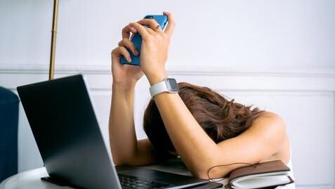 "Merasa lelah secara mental dan fisik? Simak 5 langkah praktis untuk memulihkan diri saat kondisi overload agar kesehatan mental Anda tetap terjaga."