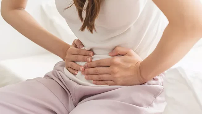 "Panduan aman mengatasi sakit perut tiba-tiba saat menjalani ibadah puasa tanpa membatalkan puasa dan tanpa minum obat. Lakukan pertolongan pertama ini."