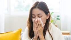 "Mengalami suara hilang atau serak saat sedang batuk tentu sangat mengganggu. Simak tips praktis cara mengatasi suara hilang agar kembali normal dan tenggorokan lega. :