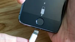 "Ingin BH iPhone tetap awet? Simak tips menjaga battery health iPhone mulai dari aturan pengisian daya hingga cara menghindari suhu ekstrem agar performa tetap optimal. "