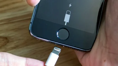 "Ingin BH iPhone tetap awet? Simak tips menjaga battery health iPhone mulai dari aturan pengisian daya hingga cara menghindari suhu ekstrem agar performa tetap optimal. "