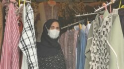 "Pedagang baju musiman di kawasan Kota Baru Pontianak mengungkap kondisi penjualan menjelang Idul Fitri 2026. Antusiasme masyarakat mulai terlihat meski belum memuncak."