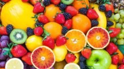 "Apakah aman jika hanya makan buah saat sahur? Temukan penjelasan medis mengenai pentingnya asupan kalori dan energi yang cukup untuk tubuh selama berpuasa."