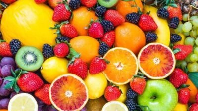 "Apakah aman jika hanya makan buah saat sahur? Temukan penjelasan medis mengenai pentingnya asupan kalori dan energi yang cukup untuk tubuh selama berpuasa."