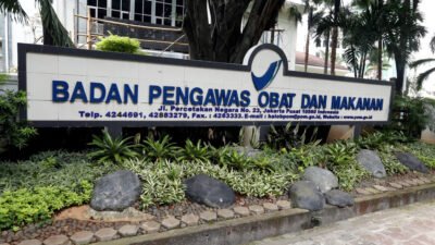 "BPOM resmi mencabut izin edar 8 produk serum payudara dan perawatan intim karena klaim menyesatkan. Cek daftar lengkap produknya di sini agar tidak tertipu."