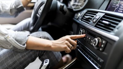 Ilustrasi - Panduan praktis mengecek kondisi mobil secara mandiri untuk persiapan mudik Lebaran 2026. Periksa oli, ban, radiator, dan lampu tanpa perlu ke bengkel. (Dok. Ist)