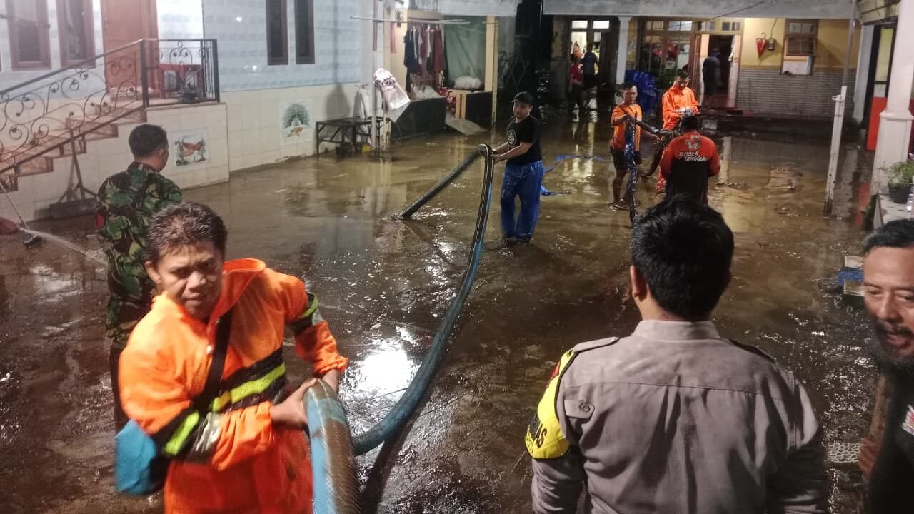 Kondisi rumah warga yang terdampak banjir di Kabupaten Jember, Provinsi Jawa Timur, pada Senin (2/3) pukul 13.30 WIB. Sebanyak 435 jiwa terdampak dan sedikitnya 111 jiwa mengungsi. (Dok. BPBD Kabupaten Jember)