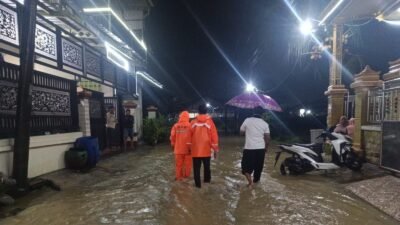 Hujan dengan intensitas tinggi mengakibatkan banjir yang menggenangi rumah dan akses jalan warga di Kabupaten Gresik, Senin (16/3). (Dok. BPBD Kabupaten Gresik)