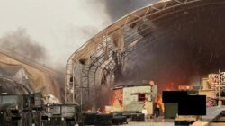 Kondisi hanggar dan kendaraan militer yang terbakar di pangkalan militer setelah serangan rudal dan drone. (Dok. ISt)