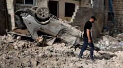 Sisa-sisa reruntuhan dan sebuah mobil yang terbalik akibat dampak serangan udara di kawasan Timur Tengah. (Dok. HO/Faktakalbar.id)