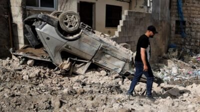 Sisa-sisa reruntuhan dan sebuah mobil yang terbalik akibat dampak serangan udara di kawasan Timur Tengah. (Dok. HO/Faktakalbar.id)