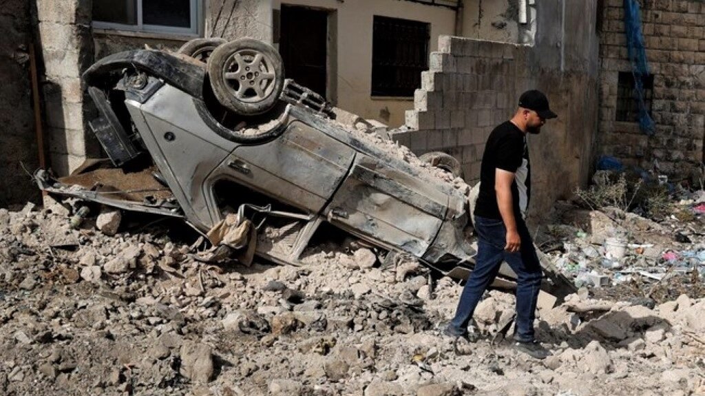 Sisa-sisa reruntuhan dan sebuah mobil yang terbalik akibat dampak serangan udara di kawasan Timur Tengah. (Dok. HO/Faktakalbar.id)