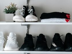 6 Cara Menyimpan Sepatu agar Tidak Bau dan Awet Menurut Ahli