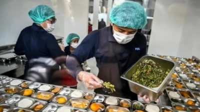 "Pemerintah menyiapkan skenario efisiensi anggaran program Makan Bergizi Gratis (MBG) untuk mencegah defisit APBN 2026 melebar akibat lonjakan harga minyak dunia. "