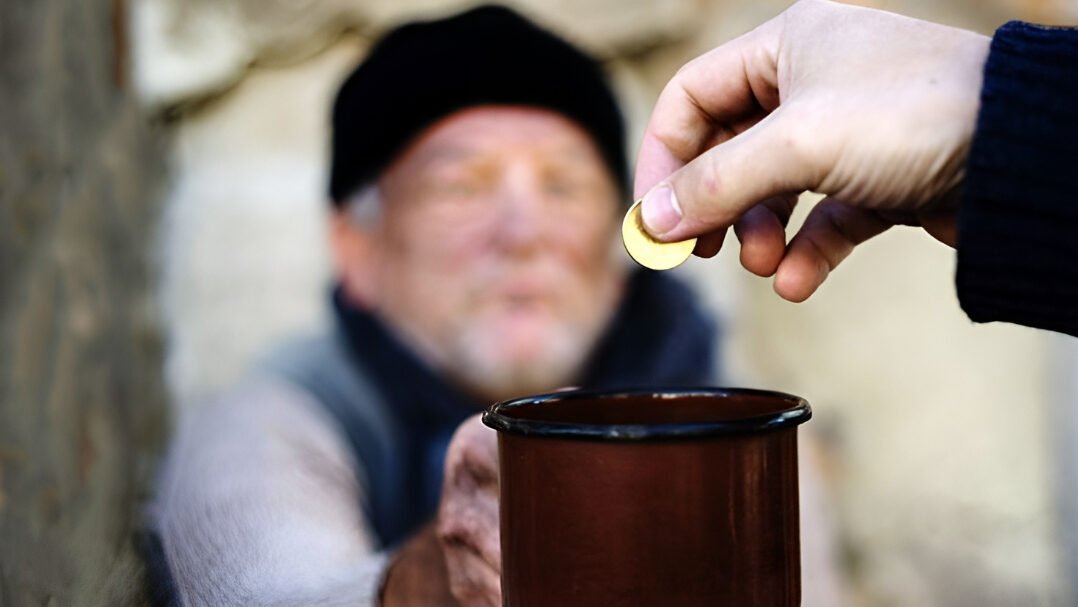 Ilustrasi - Temukan 3 cara mudah mengenali orang yang benar-benar baik hati lewat kacamata psikologi. Pelajari tanda ketulusan dan cara menghindari orang manipulatif. (Dok. Ist)