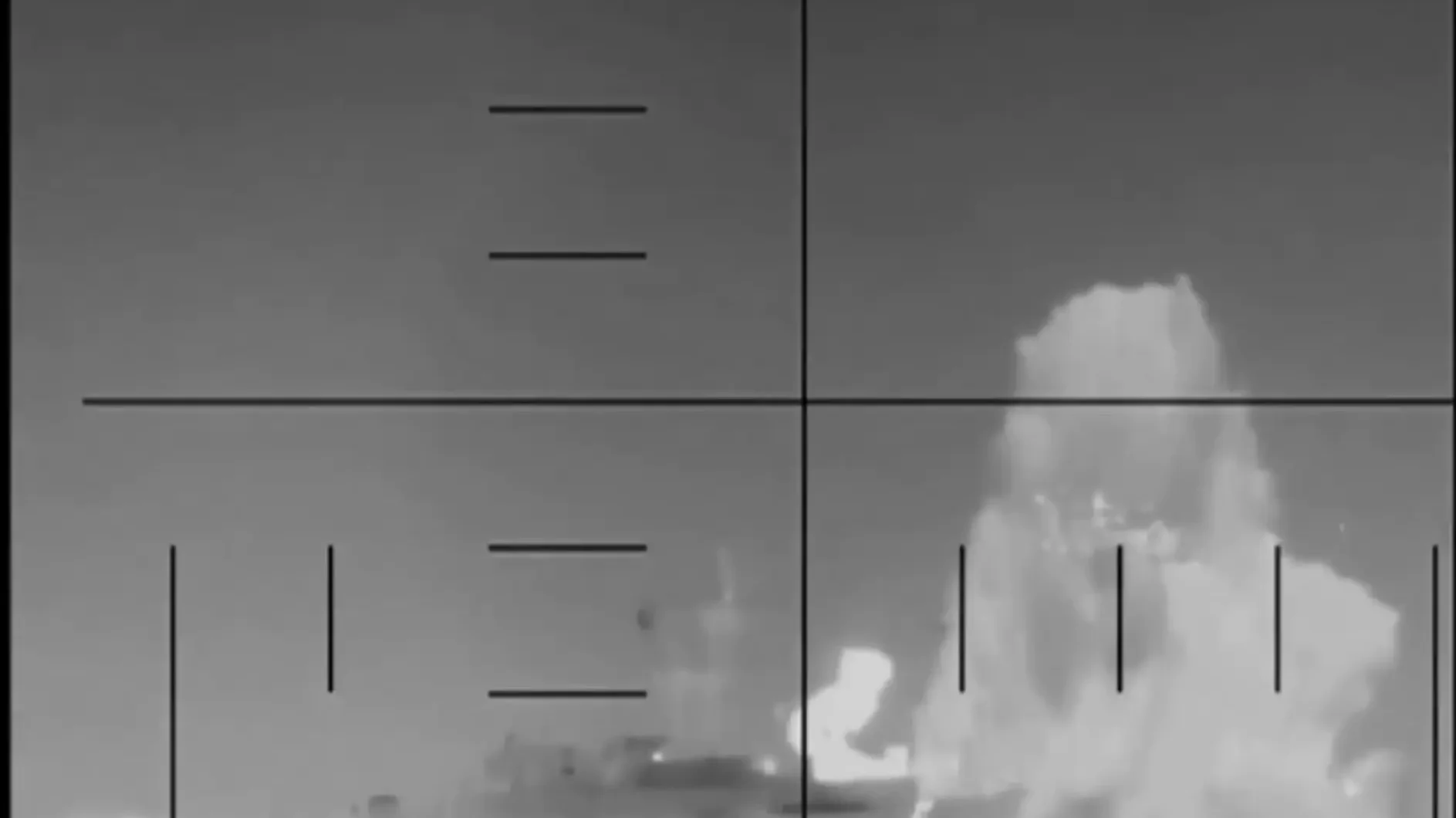 Tangkapan layar dari kamera periskop yang menunjukkan detik-detik ledakan di sebuah kapal laut akibat hantaman torpedo. (Dok. Ist)