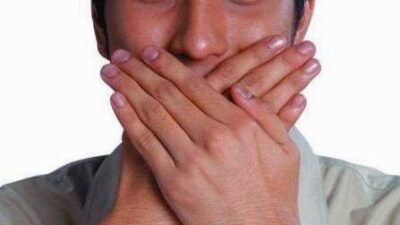 Ilustrasi - Memahami kapan waktu yang tepat untuk diam membantu seseorang mengendalikan emosi dan menjaga kualitas hubungan sosial sehari-hari. (Dok. Ist)