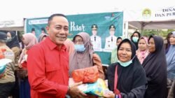 "Ratusan warga antusias menyerbu operasi pasar di halaman Masjid Agung Al-Ikhlas Ketapang. Wagub Kalbar Krisantus Kurniawan spontan memangkas harga paket sembako menjadi hanya Rp50 ribu. "