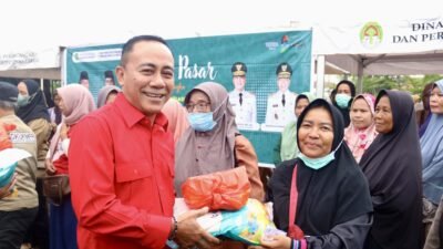 "Ratusan warga antusias menyerbu operasi pasar di halaman Masjid Agung Al-Ikhlas Ketapang. Wagub Kalbar Krisantus Kurniawan spontan memangkas harga paket sembako menjadi hanya Rp50 ribu. "