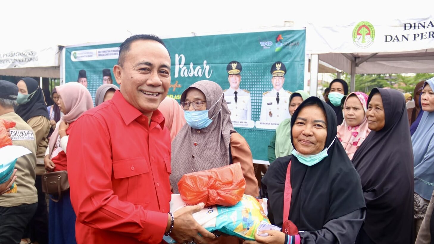 "Ratusan warga antusias menyerbu operasi pasar di halaman Masjid Agung Al-Ikhlas Ketapang. Wagub Kalbar Krisantus Kurniawan spontan memangkas harga paket sembako menjadi hanya Rp50 ribu. "