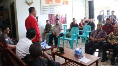 Jajaran pengurus Paroki Sukadana dan Pemkab Kayong Utara saat berdiskusi mengenai agenda keagamaan dan kerukunan umat beragama di daerah tersebut.