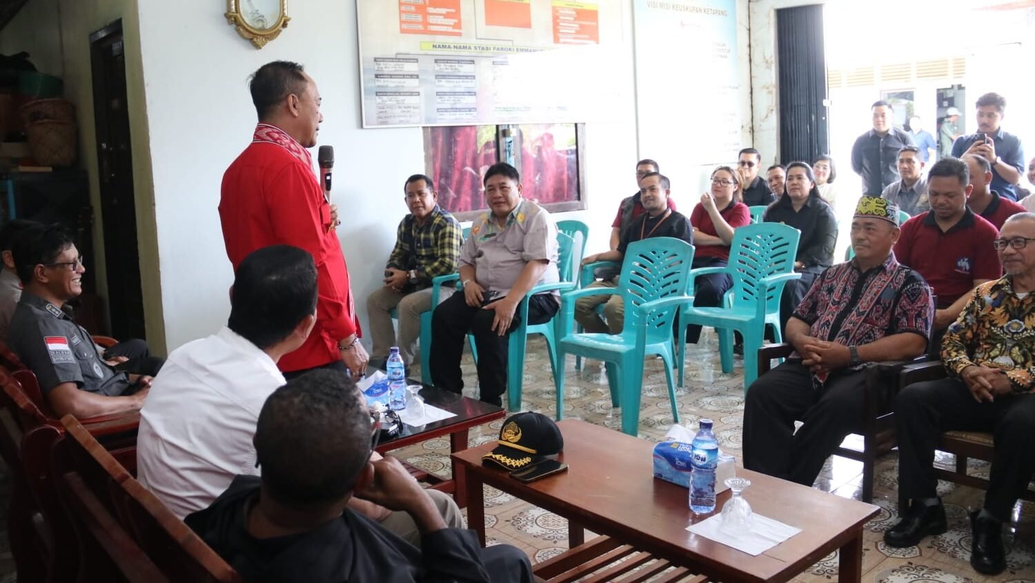 Jajaran pengurus Paroki Sukadana dan Pemkab Kayong Utara saat berdiskusi mengenai agenda keagamaan dan kerukunan umat beragama di daerah tersebut.