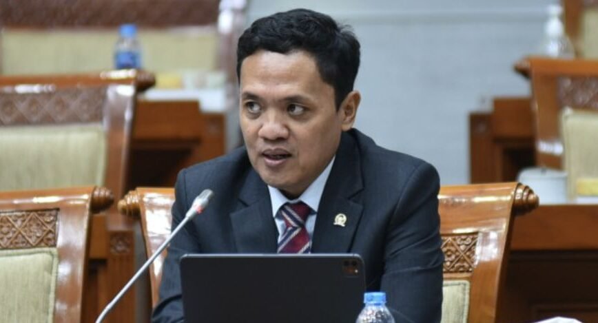 "Komisi III DPR gelar rapat khusus terkait penyiraman air keras aktivis KontraS Andrie Yunus. Parlemen desak Polri usut tuntas dan Kemenkes tanggung biaya pengobatan."