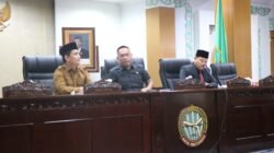 Wakil Wali Kota Pontianak Bahasan bersama jajaran pimpinan DPRD dalam Rapat Paripurna Pandangan Umum Fraksi terhadap tiga Raperda. (Dok. HO/Faktakalbar.id)