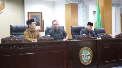 Wakil Wali Kota Pontianak Bahasan bersama jajaran pimpinan DPRD dalam Rapat Paripurna Pandangan Umum Fraksi terhadap tiga Raperda. (Dok. HO/Faktakalbar.id)