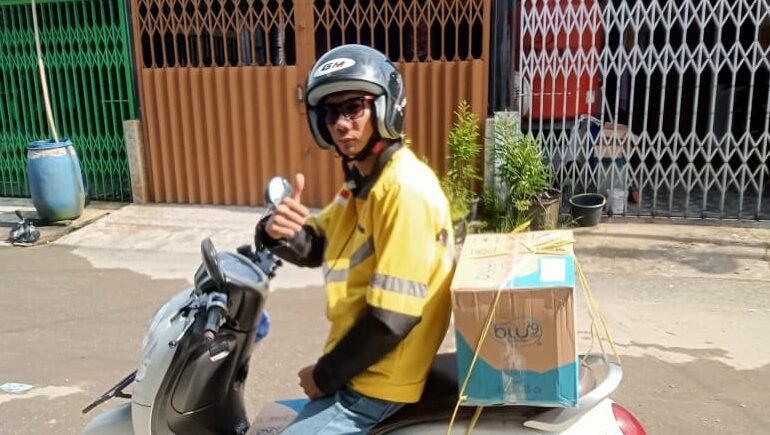 "Pengemudi ojek online di Pontianak keluhkan antrean panjang BBM yang menguras waktu kerja. Simak penuturan Ian Kintil Sandora mengenai dampak pada pendapatan harian."