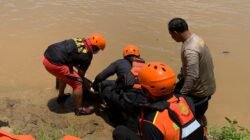 "Dua dari tiga ABK MV JH 07 yang hilang di Sungai Kapuas Sanggau ditemukan meninggal dunia. Tim SAR masih mencari satu korban lainnya di tengah arus deras."