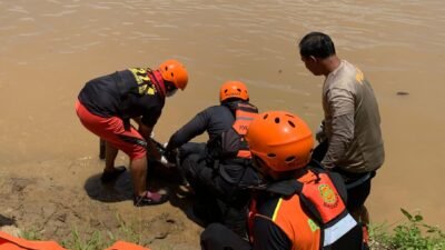 "Dua dari tiga ABK MV JH 07 yang hilang di Sungai Kapuas Sanggau ditemukan meninggal dunia. Tim SAR masih mencari satu korban lainnya di tengah arus deras."