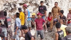 Petugas melakukan evakuasi pada korban meninggal dunia akibat tertimbun longsor di Desa Djalamanu, Kecamatan Wewena Utara, Kabupaten Sumba Barat Daya, Provinsi Nusa Tenggara Timur, pada Senin (16/3) pukul 10.00 WITA. (Dok. BPBD Kabupaten Sumba Barat Daya)