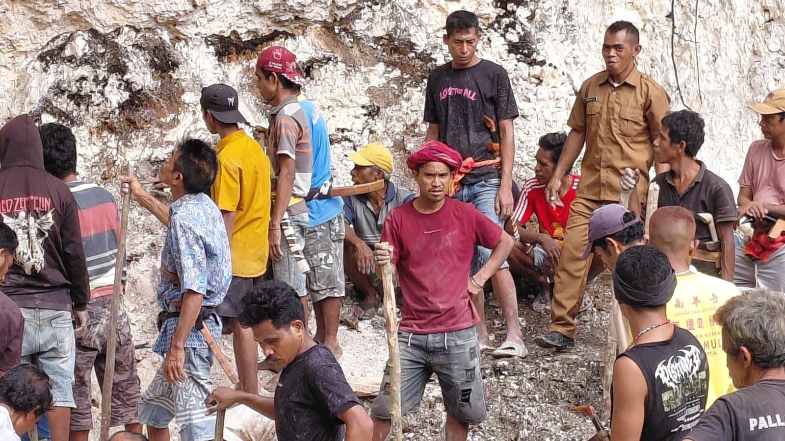 Petugas melakukan evakuasi pada korban meninggal dunia akibat tertimbun longsor di Desa Djalamanu, Kecamatan Wewena Utara, Kabupaten Sumba Barat Daya, Provinsi Nusa Tenggara Timur, pada Senin (16/3) pukul 10.00 WITA. (Dok. BPBD Kabupaten Sumba Barat Daya)